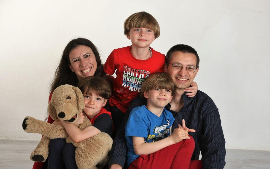 Mamma, papà e tre figli autistici: la loro storia in un libro