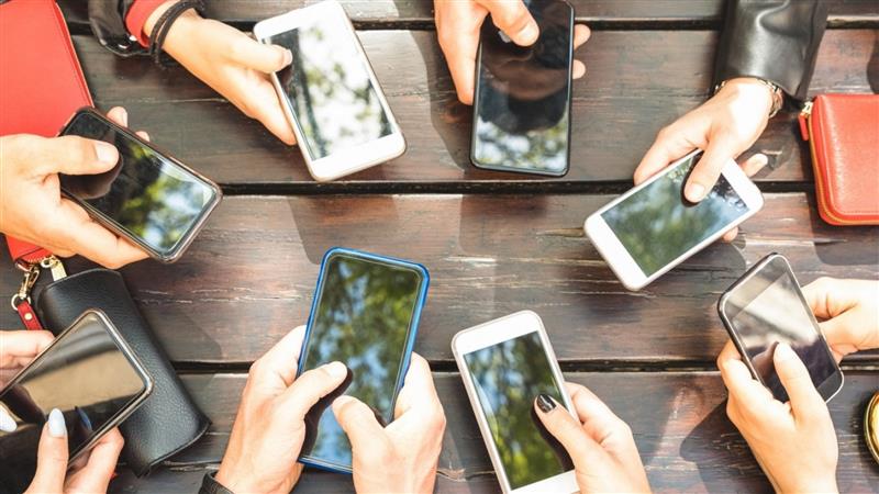 Telefonia mobile, i trend del 2022: più Giga e canoni più bassi