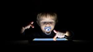 Minori e pandemia: troppe ore davanti agli schermi, aumentati i disturbi del sonno